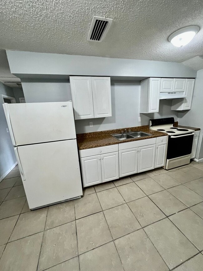 Building Photo - SPACIOUS 2BR/1BA Lakeland Duplex! NO APPLICATION FEE!!