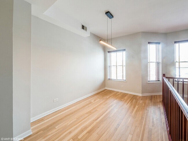 Photo - 913 W Irving Park Rd Unit 1E