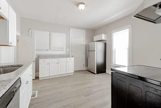 Photo - 1230 St Peter St