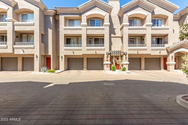 Building Photo - Amazing Townhome in Gated Community! Unit 1098