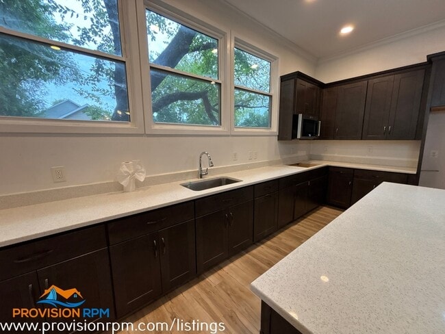 Photo - 915 Jackson St