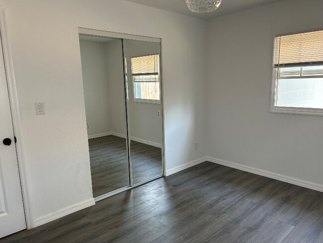 Photo - 648 59th St S