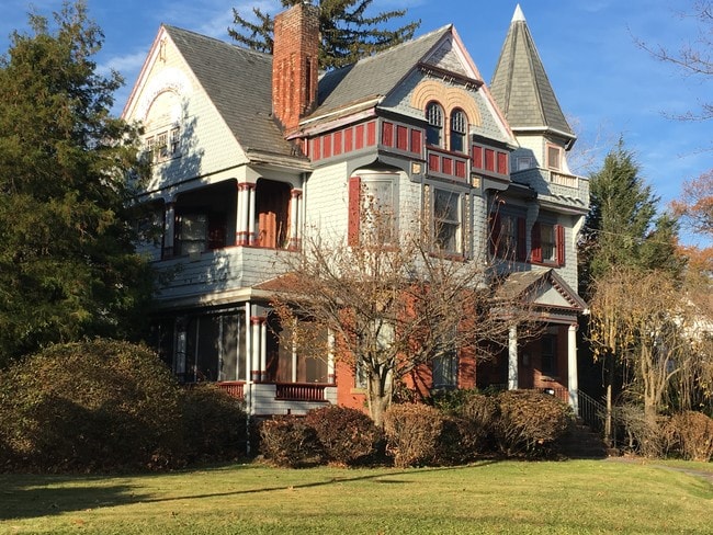 Building Photo - 111 Sycamore Ave Unit 3