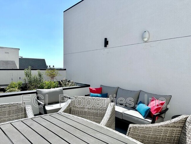 Photo - 744 S. Mariposa Ave.