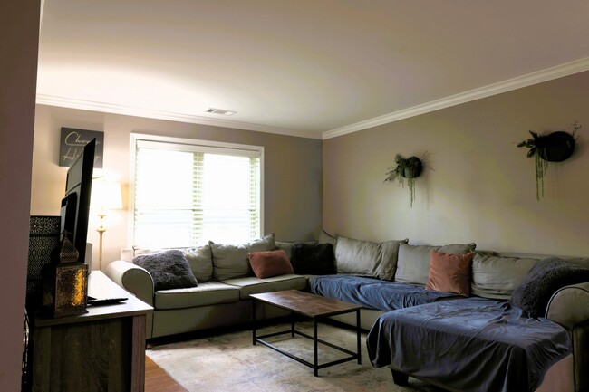 Photo - 129 Glengarry Dr