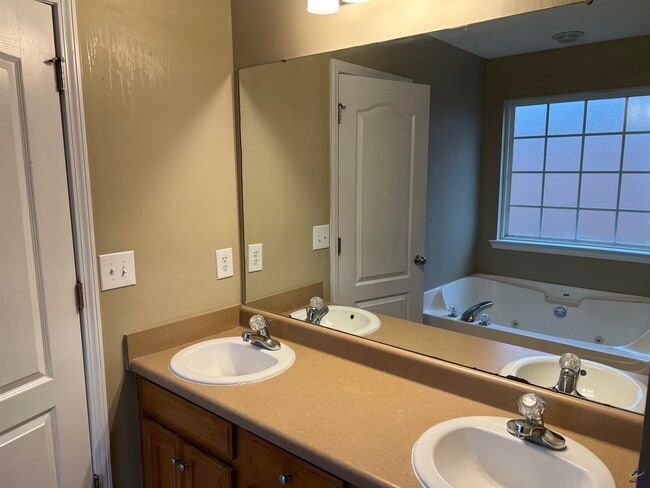 Photo - 523 Manchester Ln