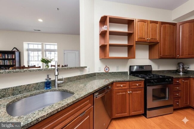 Building Photo - 309 Holland Ln Unit 226