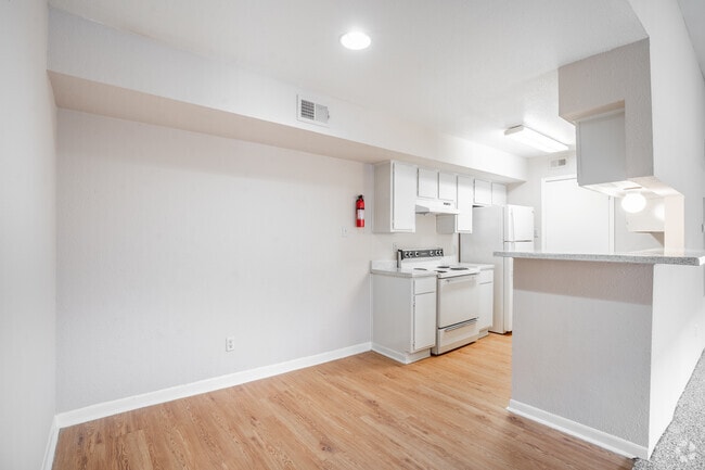 2BR, 2BA - 987SF - Dining Room