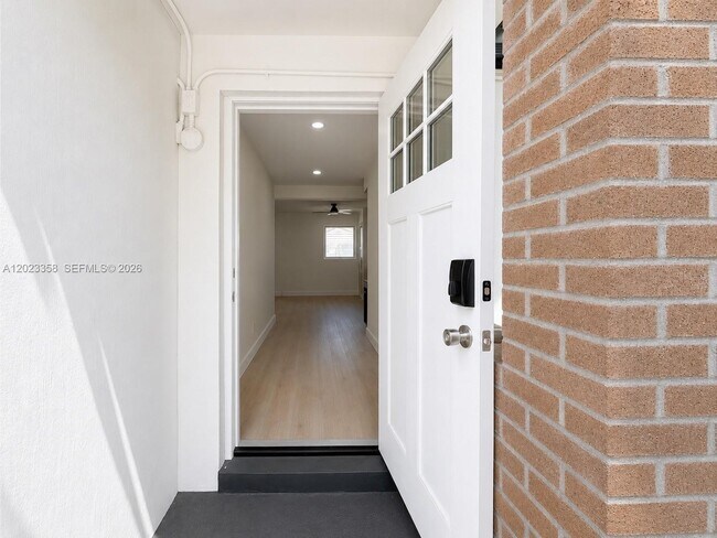 313 SW 1st St Unit 1
