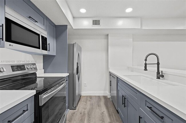 Building Photo - 470 S Park Rd Unit # 7-307