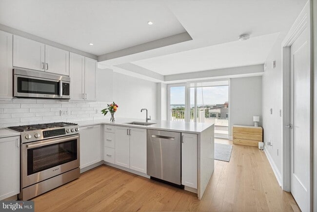 Building Photo - 925 N Fairfax St Unit 607