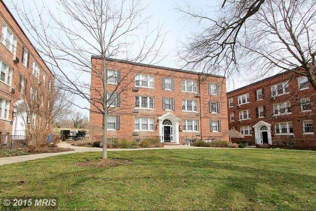 Building Entrance - 4471 MacArthur Blvd NW Unidad 102