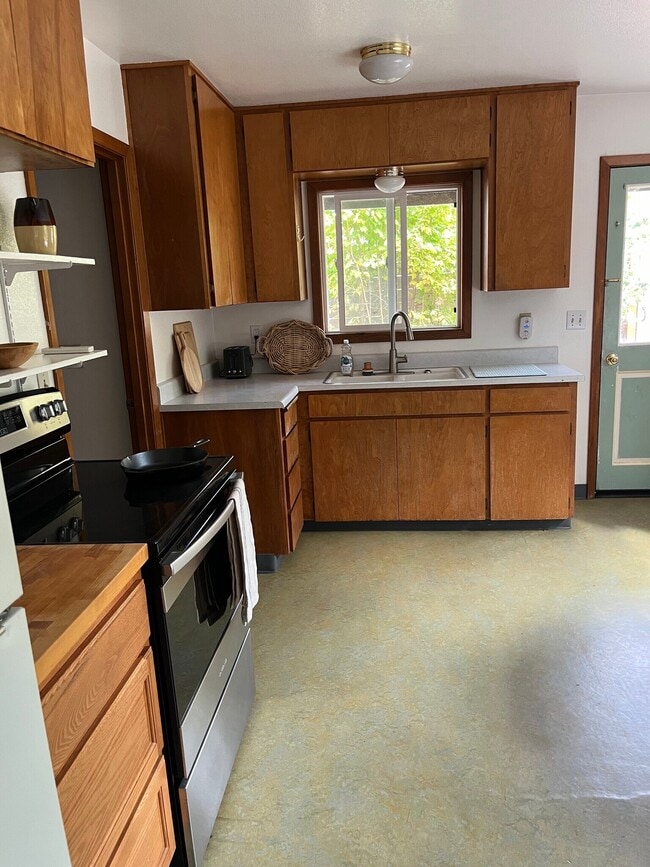 Kitchen - 4219 Colver Rd Unit Cottage