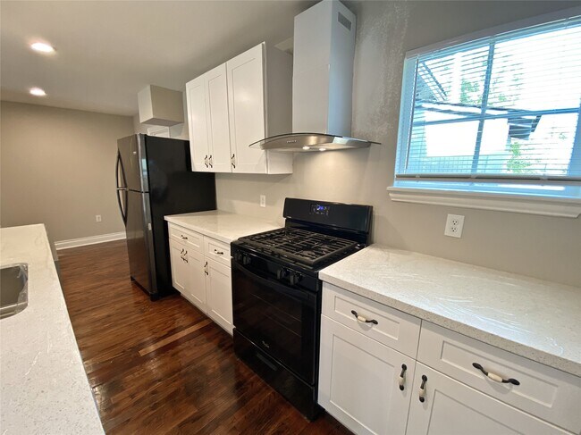 Photo - 1406 Mystic St