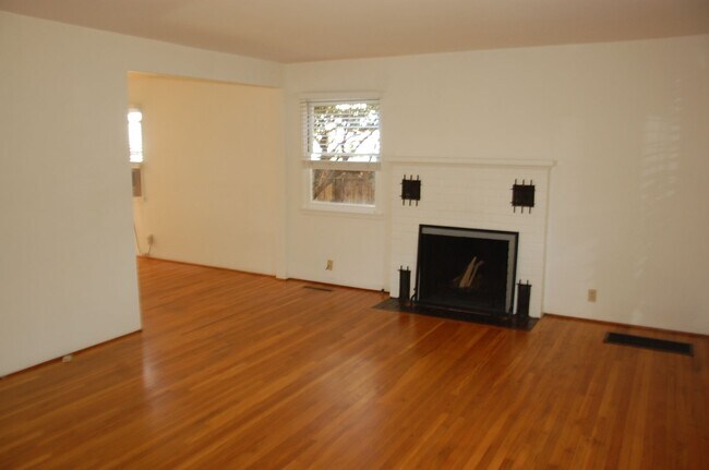 2927 Lomita Rd