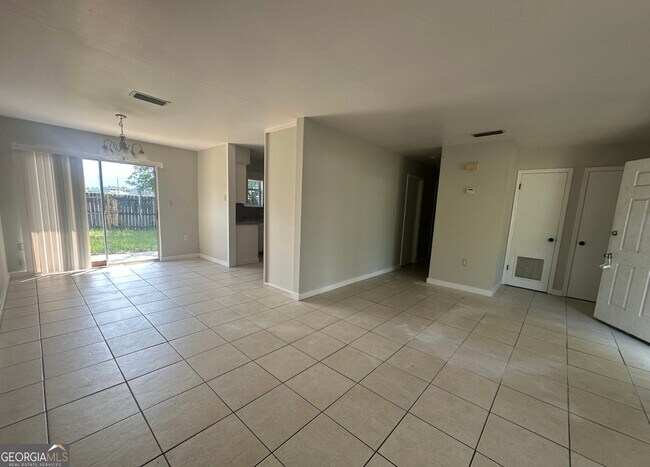 Photo - 520 Chateau Cir