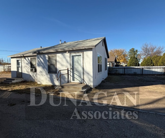 Building Photo - 2 BEDROOM 1 BATH AVAILABLE NOW !! Open house on 12/17 @ 3:15-3:25