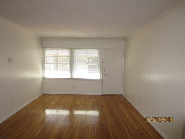 living room - 1016 Shenandoah St Unit 5
