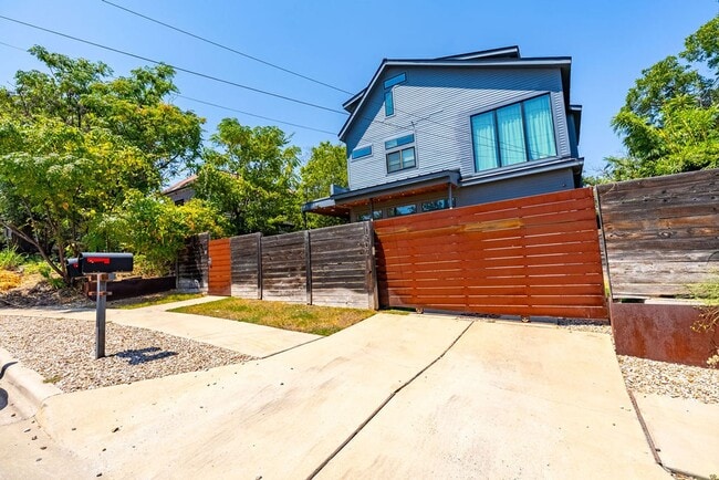1902 S L Davis Ave