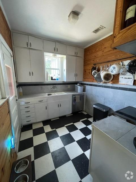 Building Photo - 21300 Crestmont Rental