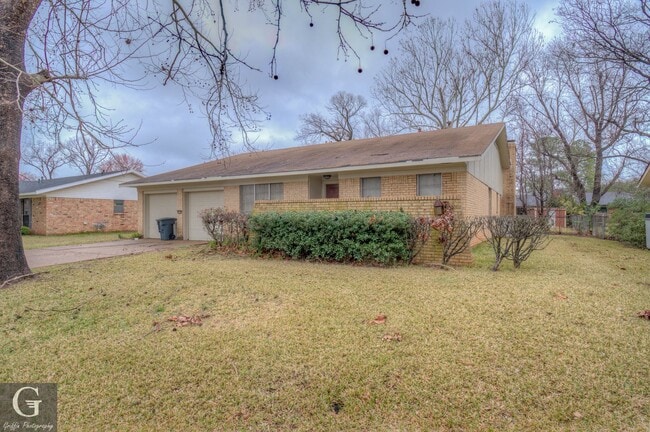Building Photo - $500 Off 1st Month Special Rental