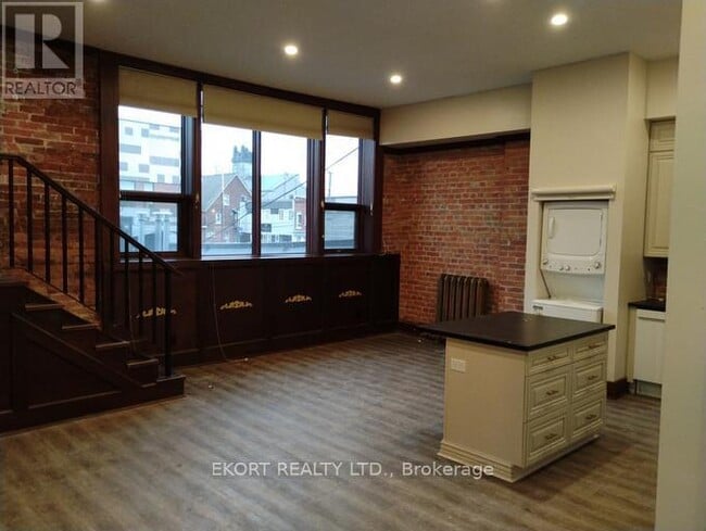 Photo - 251 Front St