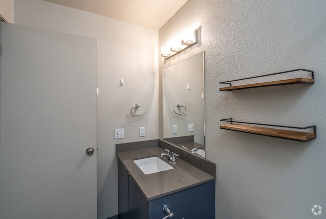 1BR, 1BA - 725SF - Bathroom
