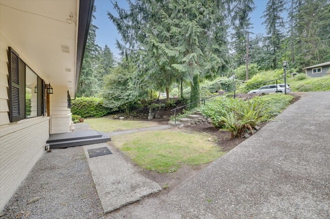 Spacious 3 bed 2.5 bath in Eastgate neighborhood.