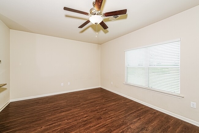 Photo - 6019 Rainbow Row