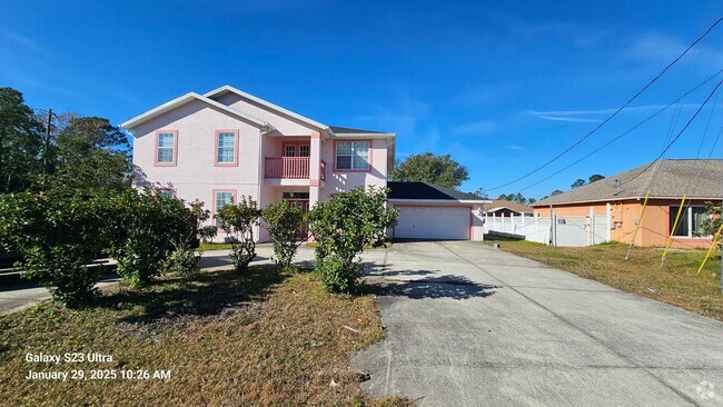 Building Photo - Spacious 5 Bedroom Home