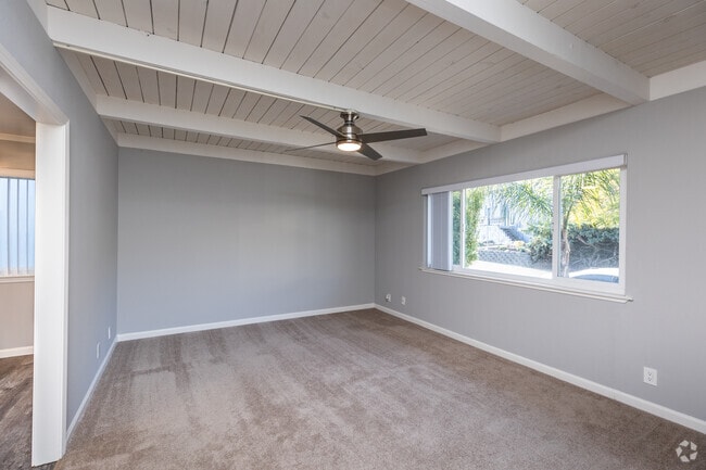 1BR, 1BA - 870SF - Living Room