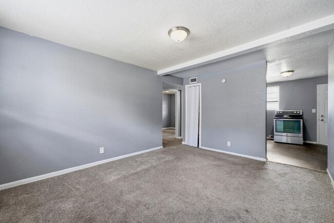 Photo - 1658 W 10th St