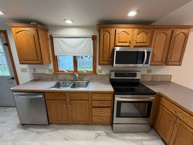 Photo - Beautiful 4 Bed / 2 Bath, Single Family Home. Close to Downtown Northampton!