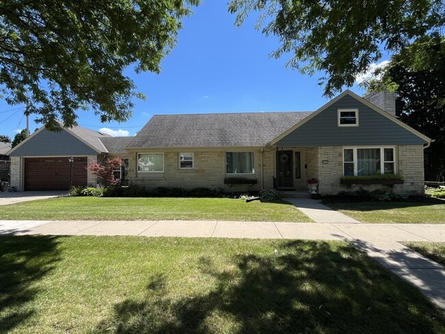 Building Photo - Single Family Home for Rent in Wauwatosa