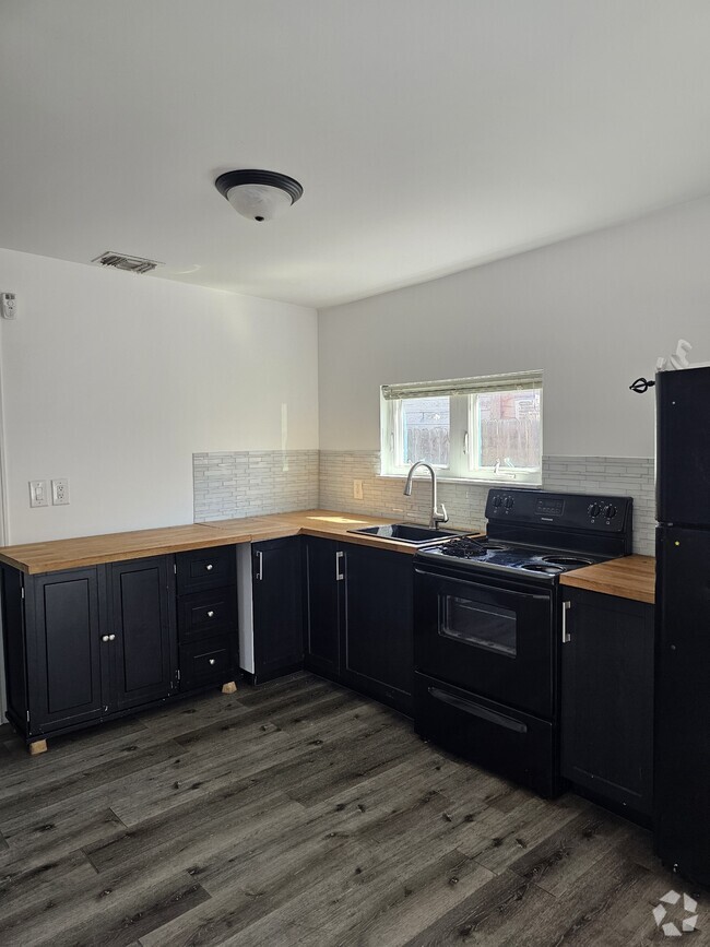 Building Photo - 211 W Mitchell St Rental