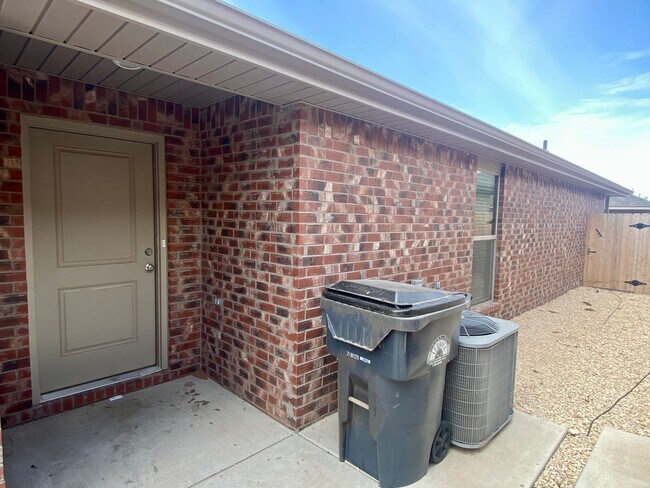 Photo - Introducing Your Dream Home: Spacious and Stunning 3 Bed, 2 Bath Haven Ready for You!