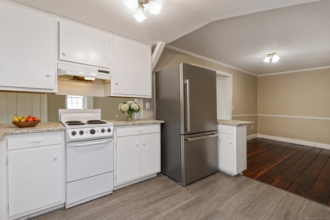 Photo - 562 Amity Rd