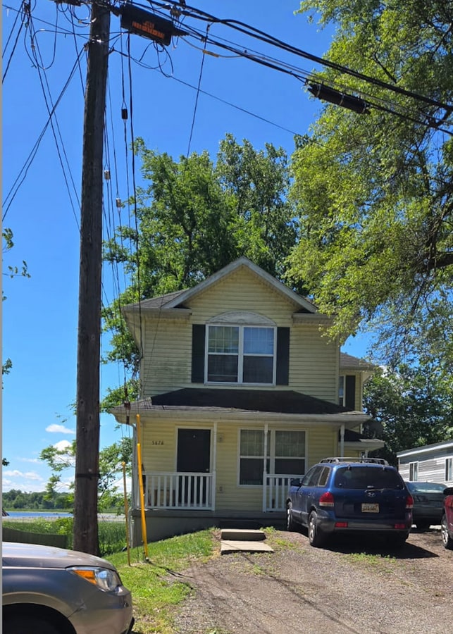 2-Bedroom Lakefront Duplex with Balcony, Private Backyard & In-Unit Laundry - 2-Bedroom Lakefront Duplex with Balcony, Private Backyard & In-Unit Laundry