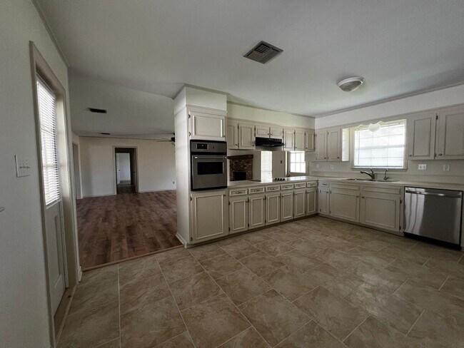 Photo - 4 Bedroom, 2 Bathroom, large yard, 2 car c...