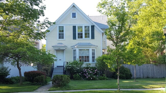 Building Photo - 1448 Wilmette Ave Unit 2 Rental