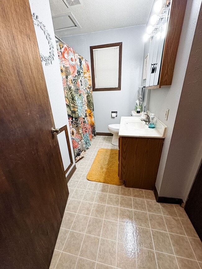 Photo - Spacious 1 Bedroom Apartment Unit 501 S 15th St