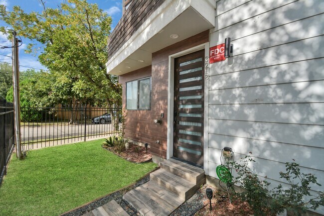 Photo - 3218 Crawford St