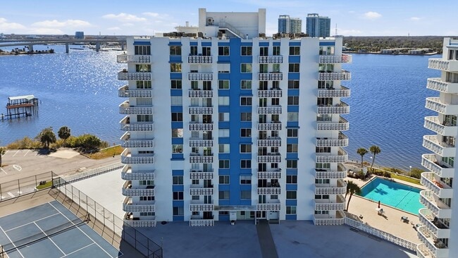 Building Photo - Beautiful 2/2 Bayshore Condo!