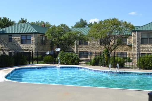 ¡Relájate junto a la piscina! - Webster Court Apartments