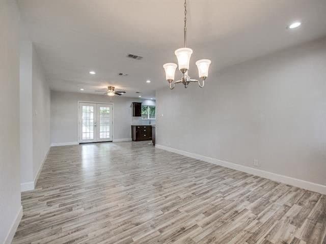 Entrada con vista a la sala de estar/cocina - 301 NW Wintercrest Rd