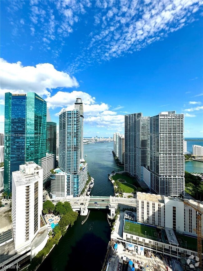 Building Photo - 2 br, 2 bath Condo - 31 SE 5th St Apt 4214... Unit Apt 4214