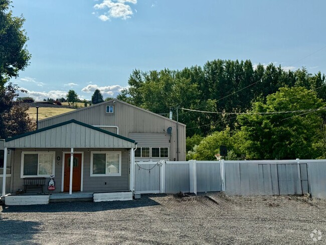 Building Photo - Beautiful Large Modern Shome located betwe...