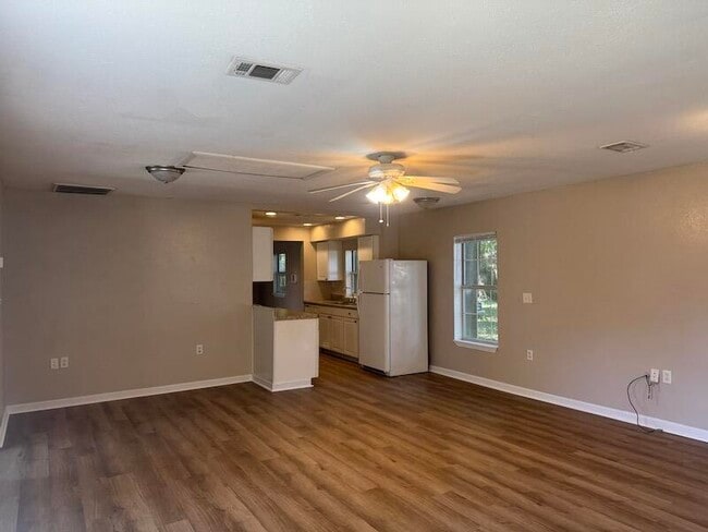 Photo - 1028 Brett St N