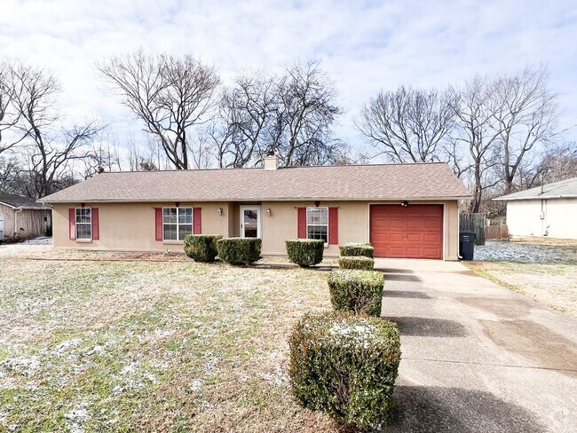 Building Photo - 3 Bedroom 2 Bathroom Home