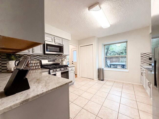 Building Photo - 29 Pinewood Forest Ct